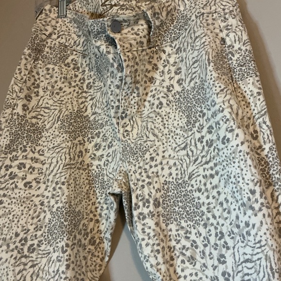 Statement Denim | Seven7 High Rise Curvy Skinny Jeans | Mixed Animal Print | 12 - Picture 8 of 10